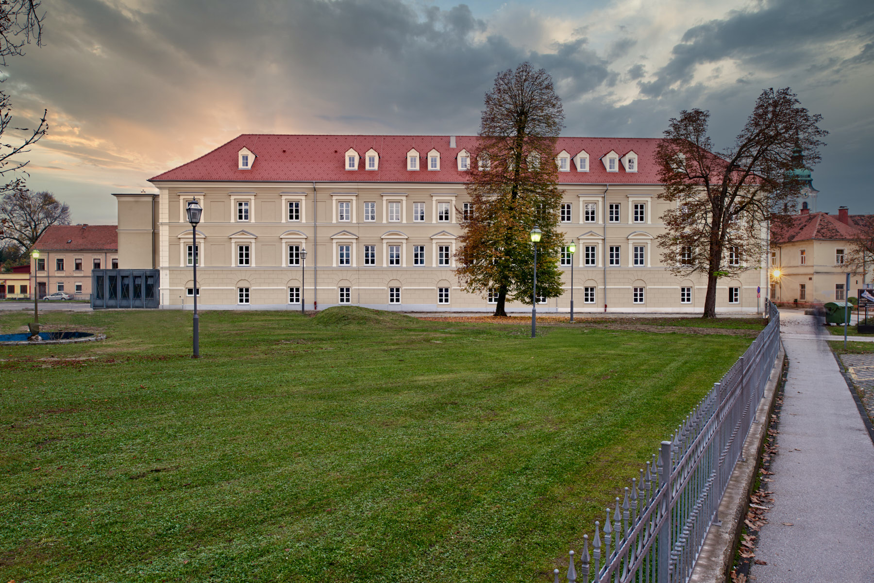 Zgrada na adresi Trg J.J.Strossmayera 9.